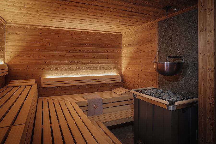 Althoff Grandhotel Schloss Bensberg 4 Elements SPA Sauna mit Ofen und Holzbänken